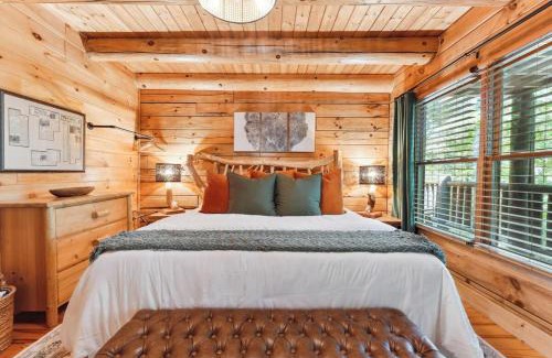 Wears Valley House | Autumn Retreat - 1 mi to GSMNP - Bears, Pool, Hot Tub, King Suite & Loft