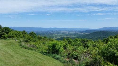 Stanley House | Autumn Ridge- Cozy cabin in the Blue Ridge Mountains with a bubbly hot tub!