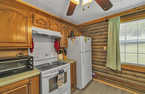 Sevierville Cabin | ☆Autumn SALE, Cozy Cabin, Hot Tub, Fireplace, Pet Friendly, Sleeps 8, Fire Pit☆
