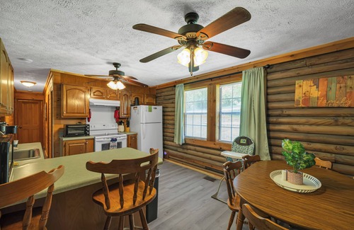 Sevierville Cabin | ☆Autumn SALE, Cozy Cabin, Hot Tub, Fireplace, Pet Friendly, Sleeps 8, Fire Pit☆