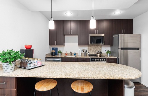 Prairie Village Apartment | Autumn Seas 1 King BR Free parking Wi-Fi and Gym access Peaceful and Comfortable