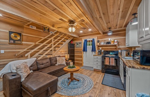 Fort Payne Cabin | Autumn Skies and Falling leaves on Lookout Mtn! hot tub,fire-pit;