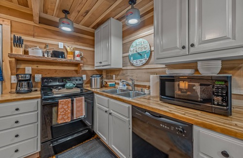 Fort Payne Cabin | Autumn Skies and Falling leaves on Lookout Mtn! hot tub,fire-pit;