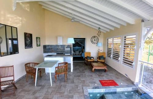 Grand-Bourg House | Aux Colibris Amoureux : loft de standing avec vue mer