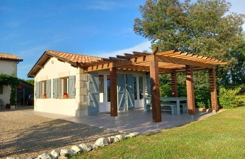 Gontaud House | Aux Jameleaux: family friendly home with swimming pool and bordering vineyard