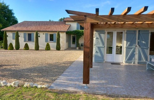Gontaud House | Aux Jameleaux: family friendly home with swimming pool and bordering vineyard