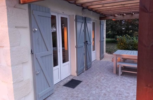Gontaud House | Aux Jameleaux: family friendly home with swimming pool and bordering vineyard