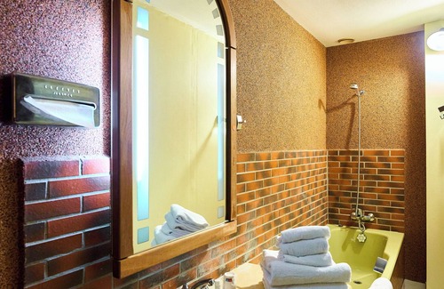 Sourzy House | Aux Prisons de Montagny