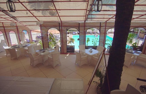 Mahahanga Tanana Hotel | AUX ROCHES ROUGES