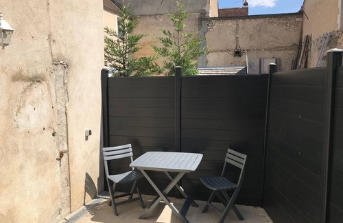 Auxerre House | Auxerre City Center: Small House
