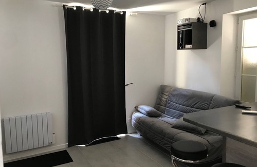 Auxerre House | Auxerre City Center: Small House