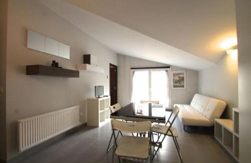 Les Escaldes Apartment | Av Carlemany, Centro comercial