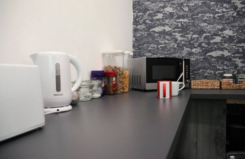 Kirkdale Apartment | AV Space 3: Quiet Stay for Two Near Anfield Stadium