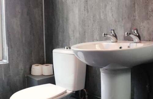 Everton Apartment | AV Space 4: Cozy Twin Room Near Anfield Stadium