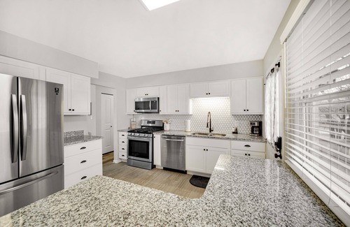 Schererville House | AVAIL 10/28- 4 Bed/2 bath remodel Great Neighborhood