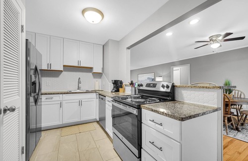 Merrillville House | AVAIL 10/7 - Merrillville condo hospitals & shops