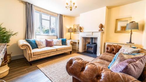 Harlow House | Available For Contractors 2 Double Beds and Sofa Bed Private Parking