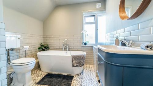 Harlow House | Available For Contractors 2 Double Beds and Sofa Bed Private Parking