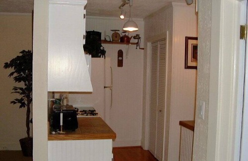 Historic District Apartment | Available for Maryland Legislative Session 2024 ! Perfect location!