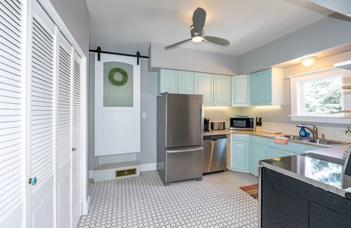 Mapleton Hill Apartment | Available from now until Aug 18th. Walk to Pearl St, Central AC