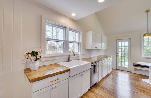 Summerville House | Available Masters 2025! On the Hill! Renovated 4Br3Ba historic neighborhood