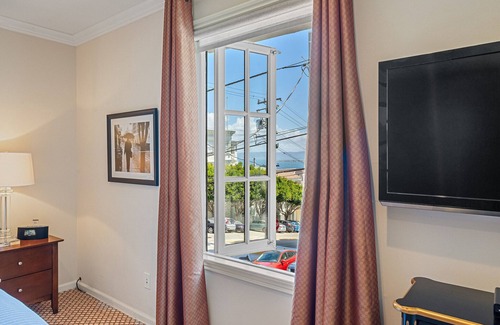 Russian Hill Apartment | AVAILABLE NOW! SPECIAL FALL PRICING: 50+ FIVE STAR REVIEWS!