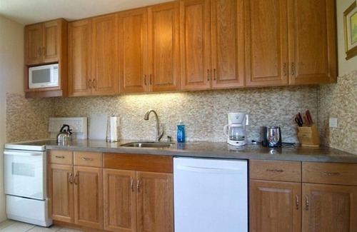Diamond Head - Kapahulu - St. Louis Apartment | Available Oct 1st Near Beach, Great Views, Pool, Splitpac AC, Parking, Fast Wifi