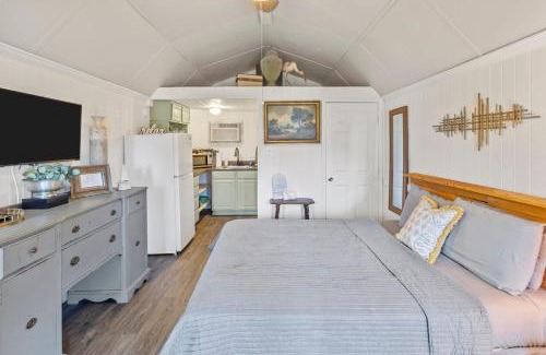 Oil City House | Available This Weekend, Kayaks & Across From Caddo