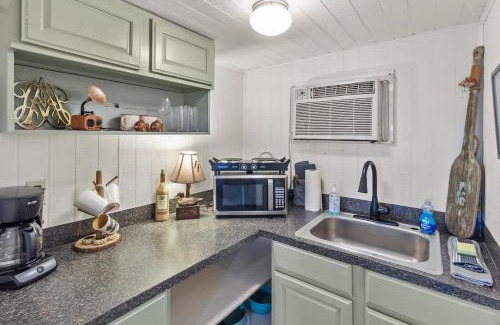 Oil City House | Available This Weekend, Kayaks & Across From Caddo