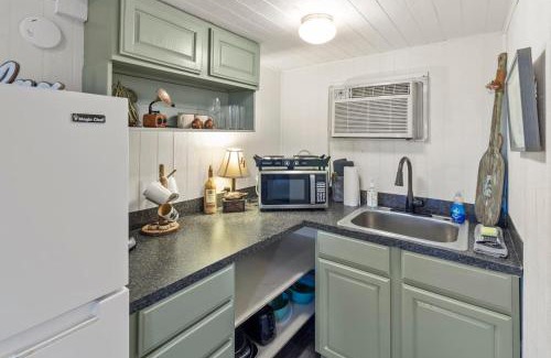 Oil City House | Available This Weekend, Kayaks & Across From Caddo