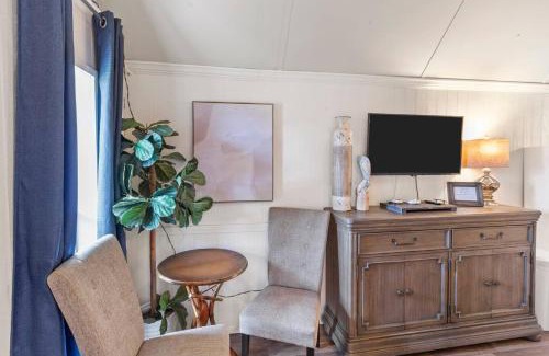 Oil City House | Available This Weekend, Kayaks & Across From Caddo