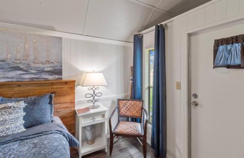 Oil City House | Available This Weekend, Kayaks & Across From Caddo