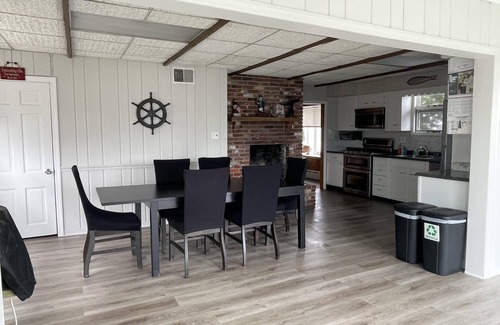 Avalon House | AVALON, 1st floor Beautiful view ON THE BAY over the 21 street bridge. Sleeps 8