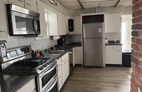 Avalon House | AVALON, 1st floor Beautiful view ON THE BAY over the 21 street bridge. Sleeps 8