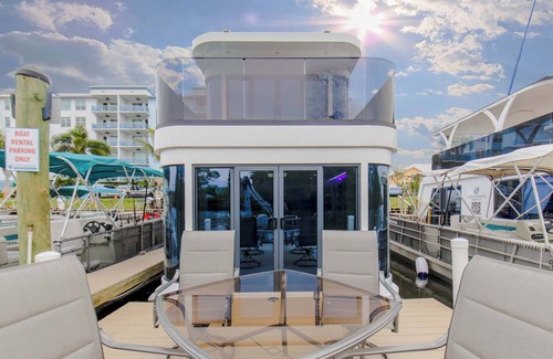Merritt Island Boat Rental | Avalon 2-Bedroom Floating Home