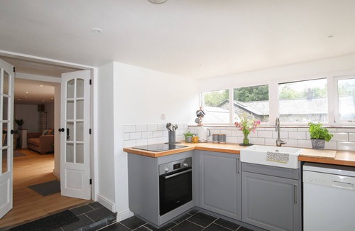 Brynrefail Cottage | AVALON - FELINHELI, family friendly, with a garden in Y Felinheli