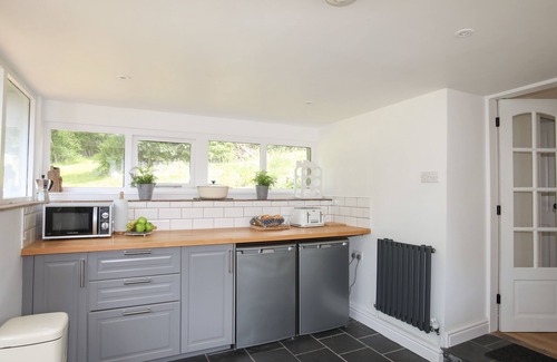 Brynrefail Cottage | AVALON - FELINHELI, family friendly, with a garden in Y Felinheli