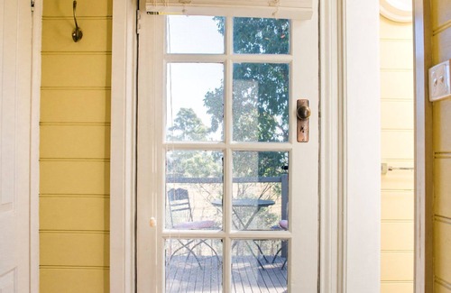 Elevated Plains Cottage | Avalon private spa villa - idyllic couples getaway