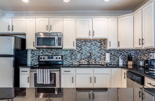 Touro Apartment | AVENUE GARDENS at 4132 Saint Charles "C2"
