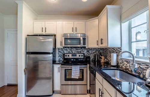 Touro Apartment | Avenue Gardens - Great Location 1 BR on St. Charles