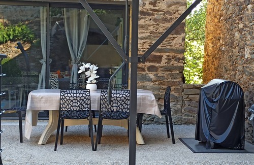 Saint-Just-sur-Viaur House | Aveyron, renovated barn sleeps 5, 3* swimming pool