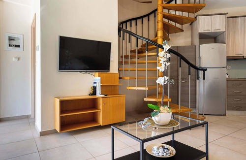 Avia House | Avia Blue Maisonette - Steps from the Sea