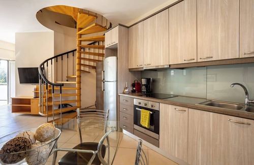 Avia House | Avia Blue Maisonette - Steps from the Sea