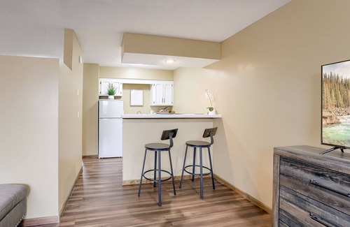 Platte City Apartment | Aviator's Lounge 1BR 1 BTH Free Parking WiFi - Easy Access Quite and Comfortable
