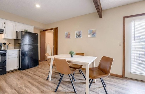 Mount Moriah House | Aviator's Lounge 2BR 1Bath WiFi Close to Airport 2