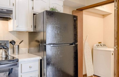 Mount Moriah House | Aviator's Lounge 2BR 1Bath WiFi Close to Airport 2