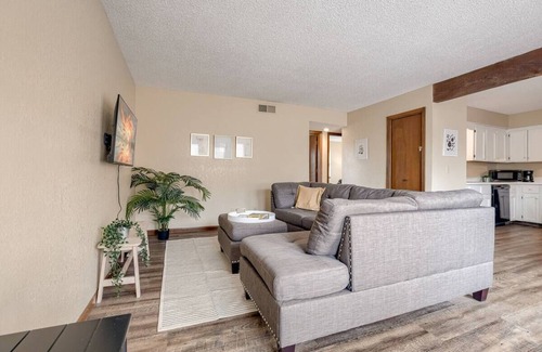 Mount Moriah House | Aviator's Lounge 2BR 1Bath WiFi Close to Airport 2