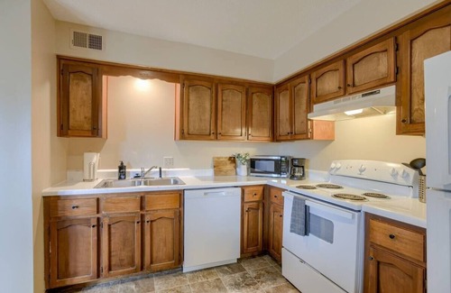 Mount Moriah House | Aviator's Lounge 2BR 1Bath WiFi Close to Airport 1