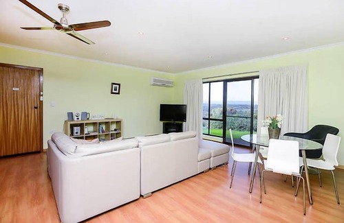 McLaren Vale Bed & Breakfast | Avocado Cottage minimum 2 night stay.nTariff is 2 guests sharing King Bedroomnn