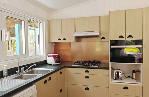 Maungatapere House | Avocado Orchard Escape with Mountain Views & Artist Studio, Pet-Friendly!